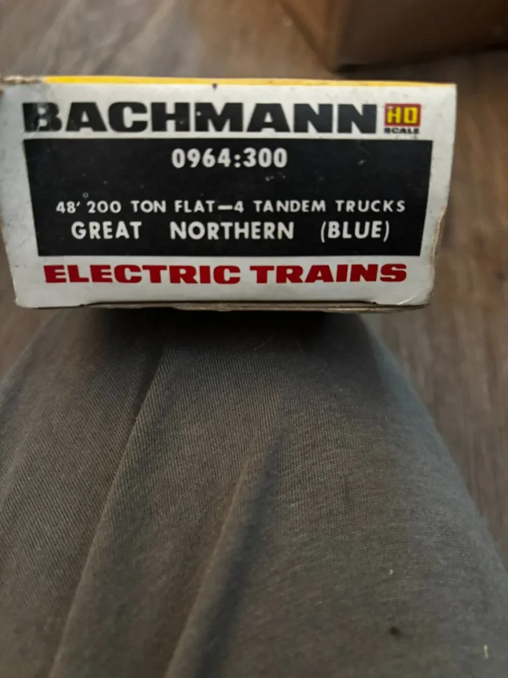 Bachmann HO Great Northern blue Flat car w/logs Railroad Train set up display